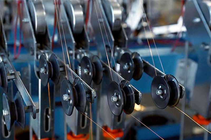 High-efficiency curly yarn extrusion machine